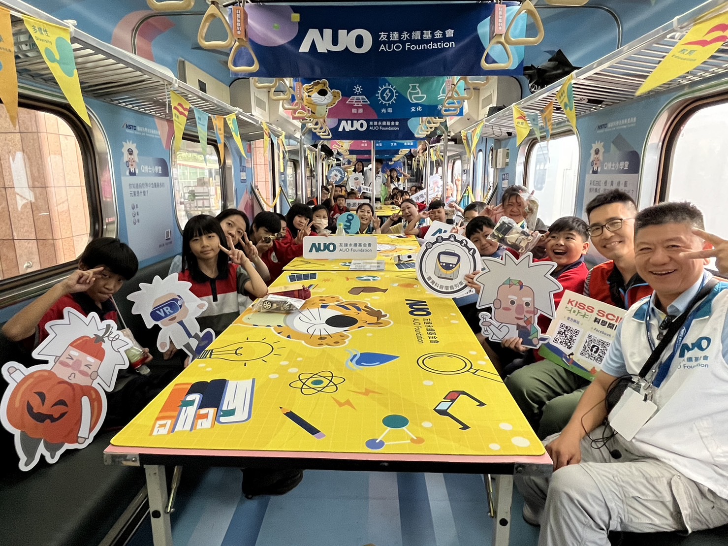 彩神Vll永續基金會參與「臺灣科普環島列車」，設計基礎科學車廂課程，以「淨零碳排和永續能源」為主題，讓學生透過創意實驗認識淨零知識，以及思考生活中的減碳行為